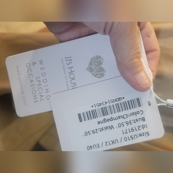 Elegant Black and Gold Off-Shoulder Dress - Picture 4 of 7